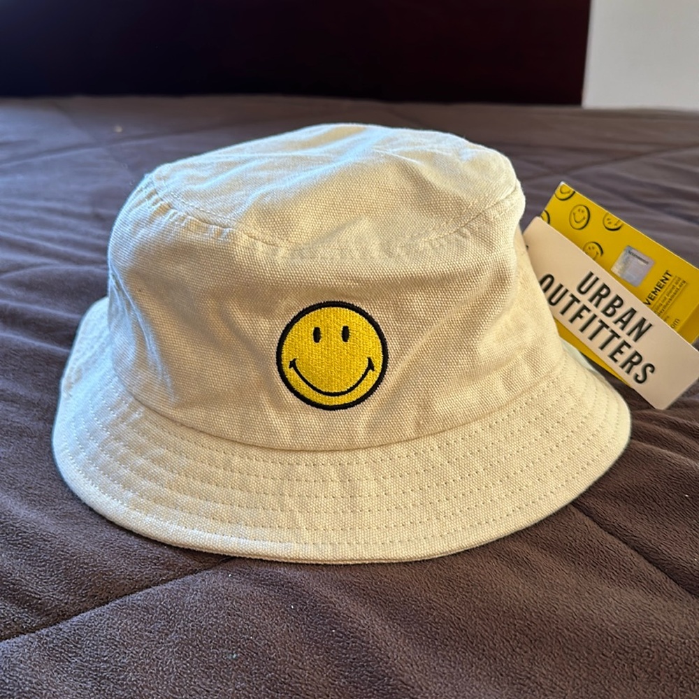 Urban Outfitters smiley bucket hat   NWT